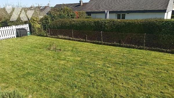 Maison de style néo breton achevée en 1971 comprenant :
Au rez-de-chaussée : Entrée avec placa...