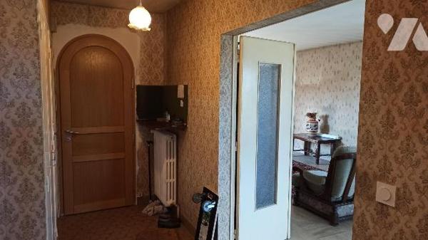 Maison de style néo breton achevée en 1971 comprenant :
Au rez-de-chaussée : Entrée avec placa...