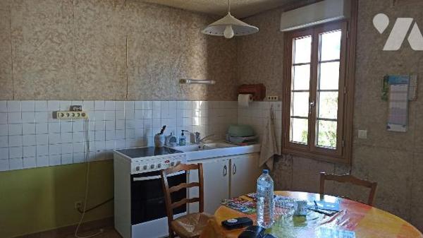 Maison de style néo breton achevée en 1971 comprenant :
Au rez-de-chaussée : Entrée avec placa...