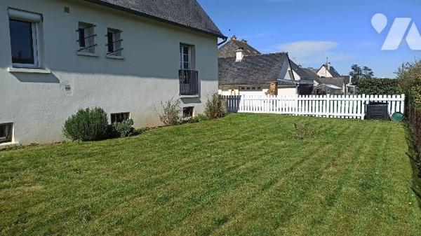 Maison de style néo breton achevée en 1971 comprenant :
Au rez-de-chaussée : Entrée avec placa...