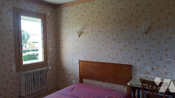 Maison de style néo breton achevée en 1971 comprenant :
Au rez-de-chaussée : Entrée avec placa...