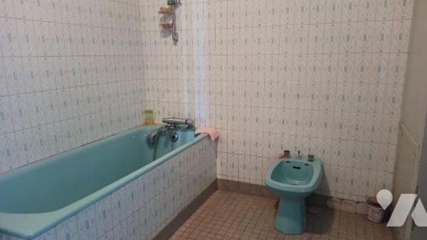 Maison de style néo breton achevée en 1971 comprenant :
Au rez-de-chaussée : Entrée avec placa...