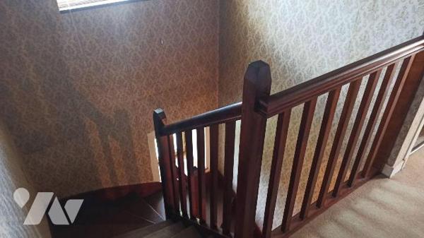 Maison de style néo breton achevée en 1971 comprenant :
Au rez-de-chaussée : Entrée avec placa...