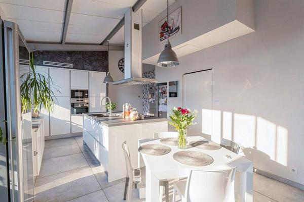 Maison Bron 4 pièce(s) 128.37 m2 plain pied