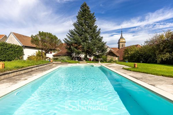 Bâtisse en pierre avec piscine et atelier d’artiste proche Besançon