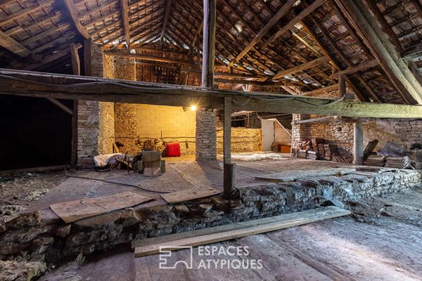 Bâtisse en pierre avec piscine et atelier d’artiste proche Besançon