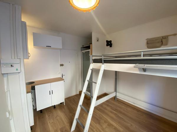 Chambre avec douche et espace cuisine