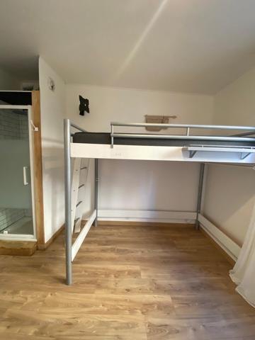 Chambre avec douche et espace cuisine