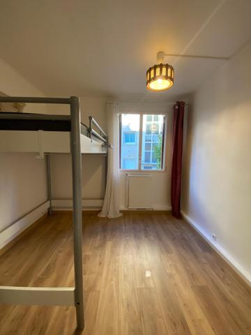 Chambre avec douche et espace cuisine