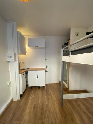 Chambre avec douche et espace cuisine