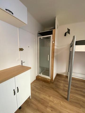 Chambre avec douche et espace cuisine