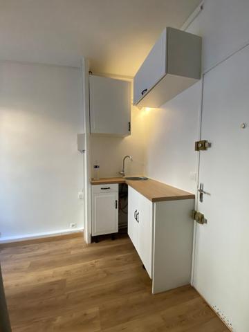 Chambre avec douche et espace cuisine