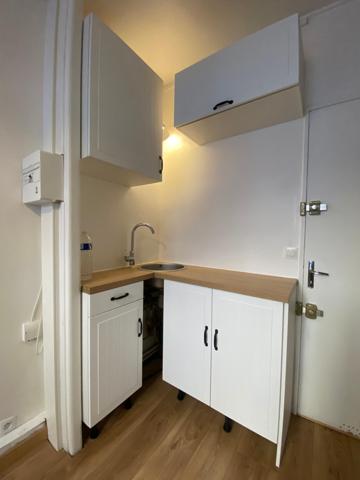 Chambre avec douche et espace cuisine