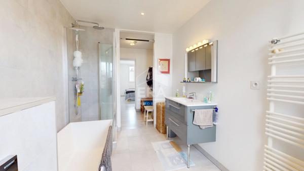 NICE - CENTRE-VILLE / RUE D'ANGLETERRE : JOLI 4 PIÈCES EN DERNIER ÉTAGE