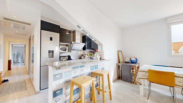 NICE - CENTRE-VILLE / RUE D'ANGLETERRE : JOLI 4 PIÈCES EN DERNIER ÉTAGE