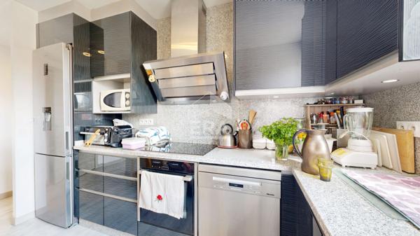 NICE - CENTRE-VILLE / RUE D'ANGLETERRE : JOLI 4 PIÈCES EN DERNIER ÉTAGE