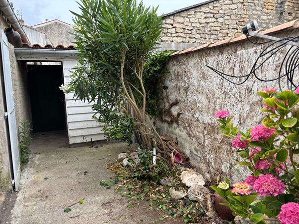 Authentique maison de bourg à rafraîchir à DOLUS