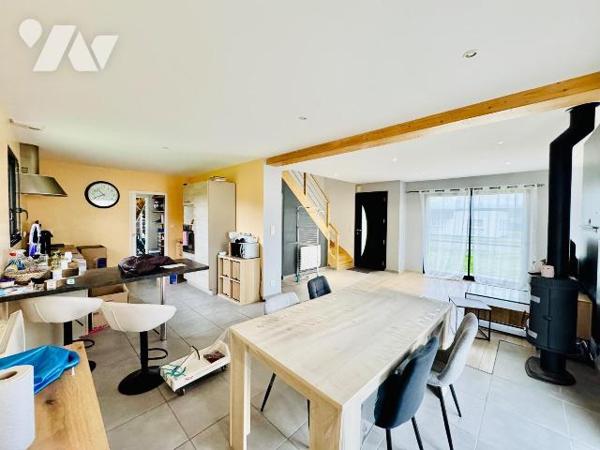 LANNILIS. A proximité de toutes commodités. Belle maison traditionnelle de 2011 de 87m2 habitab...