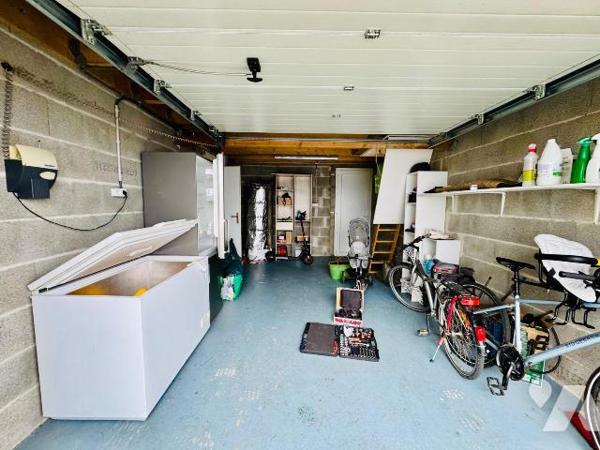 LANNILIS. A proximité de toutes commodités. Belle maison traditionnelle de 2011 de 87m2 habitab...