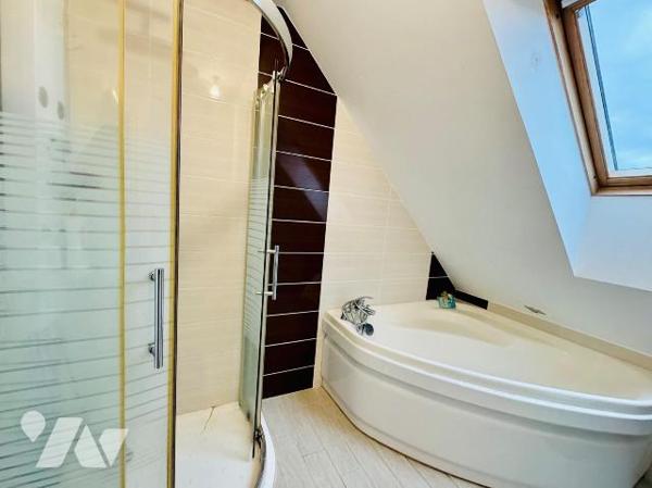 LANNILIS. A proximité de toutes commodités. Belle maison traditionnelle de 2011 de 87m2 habitab...