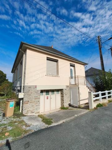 Maison parfaite pour premier achat ou locatif ! A coté d'hyper U.
Elle se compose d'une belle piece de vie de 25m2 avec cuisine équipée/aménagée, wc, trois chambres, une salle d'eau.
Garage sur toute la surface

Maison complétement rénovée en 2023 avec vmc, isolation de toute la maison, isolation du garage, isolation des combles, electricité....
