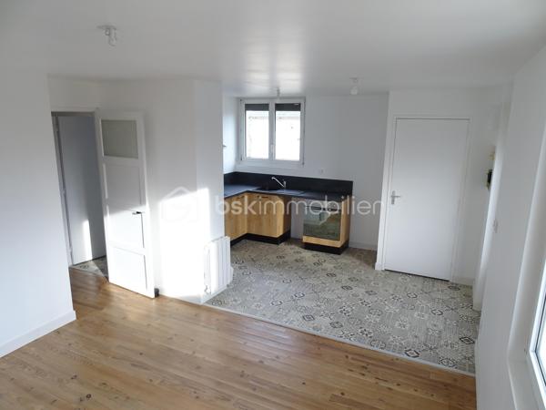 Maison parfaite pour premier achat ou locatif ! A coté d'hyper U.
Elle se compose d'une belle piece de vie de 25m2 avec cuisine équipée/aménagée, wc, trois chambres, une salle d'eau.
Garage sur toute la surface

Maison complétement rénovée en 2023 avec vmc, isolation de toute la maison, isolation du garage, isolation des combles, electricité....