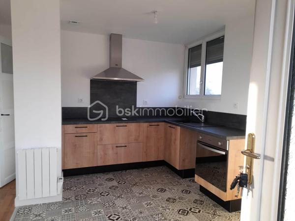 Maison parfaite pour premier achat ou locatif ! A coté d'hyper U.
Elle se compose d'une belle piece de vie de 25m2 avec cuisine équipée/aménagée, wc, trois chambres, une salle d'eau.
Garage sur toute la surface

Maison complétement rénovée en 2023 avec vmc, isolation de toute la maison, isolation du garage, isolation des combles, electricité....