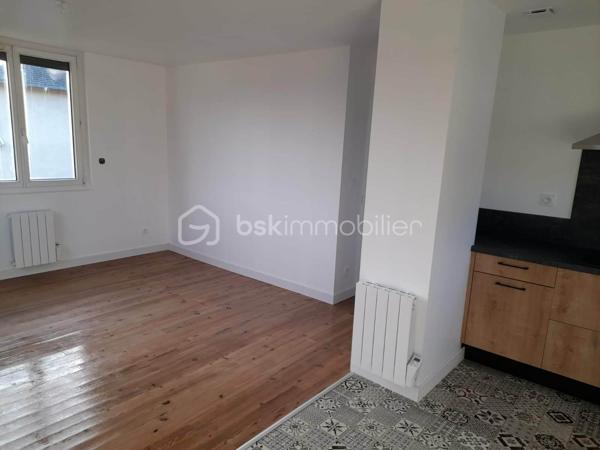 Maison parfaite pour premier achat ou locatif ! A coté d'hyper U.
Elle se compose d'une belle piece de vie de 25m2 avec cuisine équipée/aménagée, wc, trois chambres, une salle d'eau.
Garage sur toute la surface

Maison complétement rénovée en 2023 avec vmc, isolation de toute la maison, isolation du garage, isolation des combles, electricité....