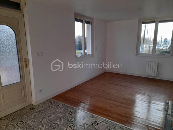Maison parfaite pour premier achat ou locatif ! A coté d'hyper U.
Elle se compose d'une belle piece de vie de 25m2 avec cuisine équipée/aménagée, wc, trois chambres, une salle d'eau.
Garage sur toute la surface

Maison complétement rénovée en 2023 avec vmc, isolation de toute la maison, isolation du garage, isolation des combles, electricité....