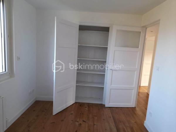 Maison parfaite pour premier achat ou locatif ! A coté d'hyper U.
Elle se compose d'une belle piece de vie de 25m2 avec cuisine équipée/aménagée, wc, trois chambres, une salle d'eau.
Garage sur toute la surface

Maison complétement rénovée en 2023 avec vmc, isolation de toute la maison, isolation du garage, isolation des combles, electricité....