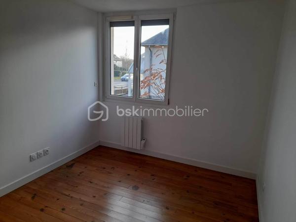 Maison parfaite pour premier achat ou locatif ! A coté d'hyper U.
Elle se compose d'une belle piece de vie de 25m2 avec cuisine équipée/aménagée, wc, trois chambres, une salle d'eau.
Garage sur toute la surface

Maison complétement rénovée en 2023 avec vmc, isolation de toute la maison, isolation du garage, isolation des combles, electricité....