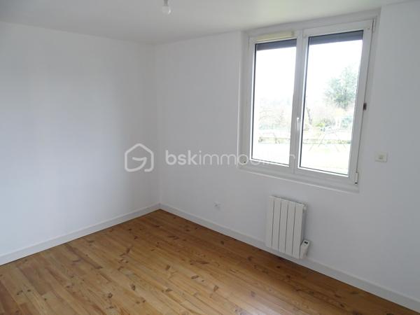 Maison parfaite pour premier achat ou locatif ! A coté d'hyper U.
Elle se compose d'une belle piece de vie de 25m2 avec cuisine équipée/aménagée, wc, trois chambres, une salle d'eau.
Garage sur toute la surface

Maison complétement rénovée en 2023 avec vmc, isolation de toute la maison, isolation du garage, isolation des combles, electricité....