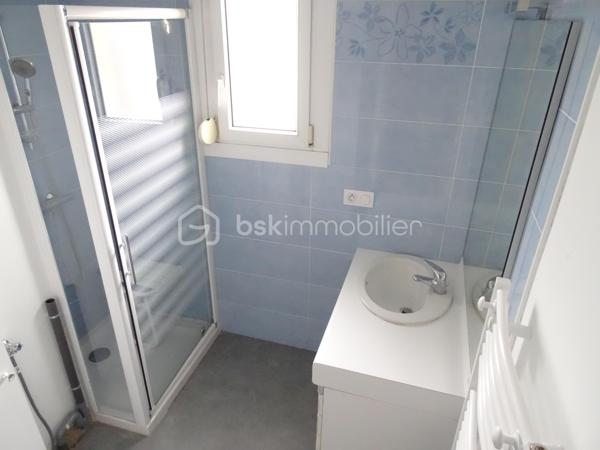 Maison parfaite pour premier achat ou locatif ! A coté d'hyper U.
Elle se compose d'une belle piece de vie de 25m2 avec cuisine équipée/aménagée, wc, trois chambres, une salle d'eau.
Garage sur toute la surface

Maison complétement rénovée en 2023 avec vmc, isolation de toute la maison, isolation du garage, isolation des combles, electricité....