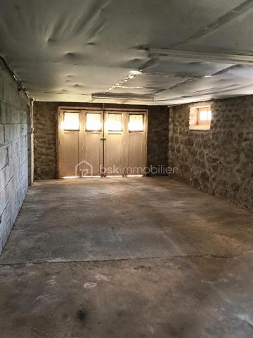 Maison parfaite pour premier achat ou locatif ! A coté d'hyper U.
Elle se compose d'une belle piece de vie de 25m2 avec cuisine équipée/aménagée, wc, trois chambres, une salle d'eau.
Garage sur toute la surface

Maison complétement rénovée en 2023 avec vmc, isolation de toute la maison, isolation du garage, isolation des combles, electricité....