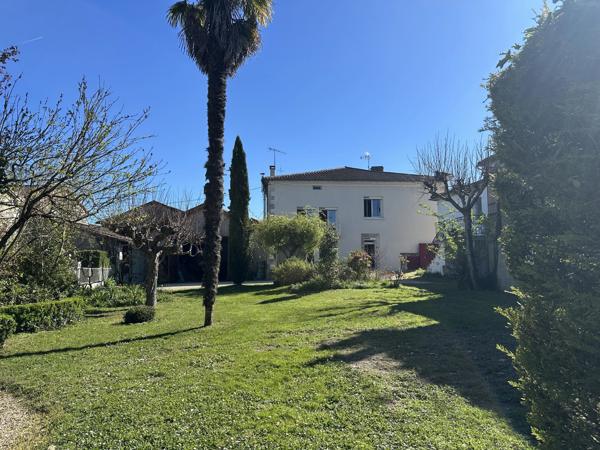 Maison de village avec studio indépendant et grange