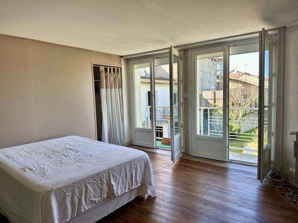 Maison de village avec studio indépendant et grange