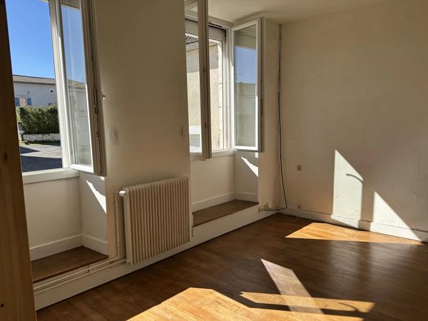 Maison de village avec studio indépendant et grange