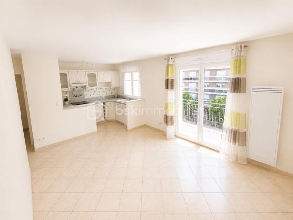 ✨ LIVRY-GARGAN – QUARTIER DANTON–VAUBAN – DERNIER ÉTAGE – ASCENSEUR – DOUBLE BOX – BALCON PLEIN OUEST – RÉSIDENCE DE STANDING – 3 PIÈCES DE 54,47 m² – RARE SUR LE SECTEUR ! ✨
Un appartement coup de cœur où il ne vous restera plus qu'à poser vos valises !

Vous recherchez un appartement lumineux, parfaitement entretenu, situé au dernier étage d'une résidence de standing avec ascenseur, balcon et double box ? Ce bien réunit tous les critères les plus recherchés du marché et mérite toute votre attention.

Idéalement situé dans le quartier prisé Danton–Vauban à Livry-Gargan, au 3ᵉ et dernier étage avec ascenseur d'une résidence de standing construite en 2000, parfaitement entretenue et sécurisée, ce magnifique appartement 3 pièces de 54,47 m² Loi Carrez offre un cadre de vie privilégié, alliant confort, luminosité et fonctionnalité.

Le quartier Danton–Vauban est reconnu pour son environnement résidentiel calme, sa qualité de vie et sa proximité immédiate avec les écoles, commerces, transports, services et espaces verts, facilitant le quotidien de toute la famille.

Un intérieur lumineux et parfaitement agencé

Dès l'entrée, vous serez accueilli par un hall équipé d'un placard de rangement, desservant une agréable pièce de vie baignée de lumière grâce à sa magnifique exposition plein Ouest.

Le séjour, ouvert sur une cuisine aménagée et équipée, constitue le véritable cœur de l'appartement. Cet espace de vie chaleureux et convivial est idéal pour recevoir famille et amis ou simplement profiter d'un quotidien agréable.

Le balcon de 5 m², accessible depuis le séjour, prolonge naturellement l'espace de vie et vous permettra de savourer vos repas en extérieur, de profiter des belles soirées d'été ou tout simplement de vous détendre après une journée de travail.

Un espace nuit confortable

L'espace nuit, parfaitement séparé des pièces de vie, est desservi par un couloir disposant de nombreux rangements.

Il comprend :

Deux chambres confortables, chacune équipée d'un placard intégré.
Une salle d'eau fonctionnelle.
Des toilettes indépendantes, particulièrement appréciées au quotidien.
Des prestations qui font toute la différence

L'appartement est parfaitement entretenu et bénéficie de prestations de qualité qui répondront aux attentes des acquéreurs les plus exigeants.

Vous profiterez notamment de :

✅ Résidence de standing construite en 2000
✅ Résidence sécurisée avec visiophone et double accès sécurisé
✅ 3ᵉ et dernier étage avec ascenseur
✅ Appartement parfaitement entretenu
✅ Cuisine aménagée et équipée
✅ Exposition plein Ouest
✅ Balcon de 5 m²
✅ Deux chambres avec placards intégrés
✅ Nombreux rangements
✅ Salle d'eau
✅ WC indépendants
✅ Chauffage électrique individuel
✅ Ballon d'eau chaude de 200 litres remplacé récemment
✅ Fibre optique
✅ Double box privatif
✅ Aucun gros travaux à prévoir

Un véritable atout : le double box

Le double box privatif constitue un avantage exceptionnel sur le secteur. Il vous permettra de stationner facilement deux véhicules tout en bénéficiant d'un espace de stockage supplémentaire pour vos vélos, équipements ou effets personnels.

Informations complémentaires
Surface Loi Carrez : 54,47 m²
Balcon : 5 m²
Résidence construite en 2000
Prix de vente : 215 000 €
Charges de copropriété : 116 € / mois
Taxe foncière : 1 735 € / an
Performance énergétique

DPE : D – 210 kWh/m²/an
Consommation d'énergie finale : 17 kWh/m²/an
GES : B – 6 kg CO₂/m²/an

Pourquoi ce bien est-il une opportunité ?

Les appartements offrant autant d'atouts sont particulièrement rares sur le marché de Livry-Gargan.

✔ Quartier recherché Danton–Vauban
✔ Dernier étage avec ascenseur
✔ Résidence de standing sécurisée
✔ Double box privatif
✔ Balcon plein Ouest
✔ Appartement lumineux
✔ Cuisine aménagée et équipée
✔ Nombreux rangements
✔ Fibre optique
✔ Chauffage individuel électrique
✔ Ballon d'eau chaude récent
✔ Aucun gros travaux à prévoir
✔ Proximité immédiate des écoles, commerces et transports

Que vous soyez primo-accédant, jeune couple, petite famille ou investisseur, cet appartement représente une excellente opportunité d'acquérir un bien de qualité dans un secteur recherché de Livry-Gargan.

Une visite suffira à vous convaincre !

Les biens réunissant autant de qualités se font particulièrement rares. Ne laissez pas passer cette opportunité.

Contactez-moi dès aujourd'hui pour organiser votre visite et découvrir tout le potentiel de ce bel appartement.

Julien Monteleone
Manager – BSK Immobilier

📞 07 71 32 69 50