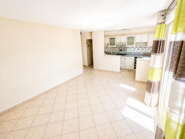 ✨ LIVRY-GARGAN – QUARTIER DANTON–VAUBAN – DERNIER ÉTAGE – ASCENSEUR – DOUBLE BOX – BALCON PLEIN OUEST – RÉSIDENCE DE STANDING – 3 PIÈCES DE 54,47 m² – RARE SUR LE SECTEUR ! ✨
Un appartement coup de cœur où il ne vous restera plus qu'à poser vos valises !

Vous recherchez un appartement lumineux, parfaitement entretenu, situé au dernier étage d'une résidence de standing avec ascenseur, balcon et double box ? Ce bien réunit tous les critères les plus recherchés du marché et mérite toute votre attention.

Idéalement situé dans le quartier prisé Danton–Vauban à Livry-Gargan, au 3ᵉ et dernier étage avec ascenseur d'une résidence de standing construite en 2000, parfaitement entretenue et sécurisée, ce magnifique appartement 3 pièces de 54,47 m² Loi Carrez offre un cadre de vie privilégié, alliant confort, luminosité et fonctionnalité.

Le quartier Danton–Vauban est reconnu pour son environnement résidentiel calme, sa qualité de vie et sa proximité immédiate avec les écoles, commerces, transports, services et espaces verts, facilitant le quotidien de toute la famille.

Un intérieur lumineux et parfaitement agencé

Dès l'entrée, vous serez accueilli par un hall équipé d'un placard de rangement, desservant une agréable pièce de vie baignée de lumière grâce à sa magnifique exposition plein Ouest.

Le séjour, ouvert sur une cuisine aménagée et équipée, constitue le véritable cœur de l'appartement. Cet espace de vie chaleureux et convivial est idéal pour recevoir famille et amis ou simplement profiter d'un quotidien agréable.

Le balcon de 5 m², accessible depuis le séjour, prolonge naturellement l'espace de vie et vous permettra de savourer vos repas en extérieur, de profiter des belles soirées d'été ou tout simplement de vous détendre après une journée de travail.

Un espace nuit confortable

L'espace nuit, parfaitement séparé des pièces de vie, est desservi par un couloir disposant de nombreux rangements.

Il comprend :

Deux chambres confortables, chacune équipée d'un placard intégré.
Une salle d'eau fonctionnelle.
Des toilettes indépendantes, particulièrement appréciées au quotidien.
Des prestations qui font toute la différence

L'appartement est parfaitement entretenu et bénéficie de prestations de qualité qui répondront aux attentes des acquéreurs les plus exigeants.

Vous profiterez notamment de :

✅ Résidence de standing construite en 2000
✅ Résidence sécurisée avec visiophone et double accès sécurisé
✅ 3ᵉ et dernier étage avec ascenseur
✅ Appartement parfaitement entretenu
✅ Cuisine aménagée et équipée
✅ Exposition plein Ouest
✅ Balcon de 5 m²
✅ Deux chambres avec placards intégrés
✅ Nombreux rangements
✅ Salle d'eau
✅ WC indépendants
✅ Chauffage électrique individuel
✅ Ballon d'eau chaude de 200 litres remplacé récemment
✅ Fibre optique
✅ Double box privatif
✅ Aucun gros travaux à prévoir

Un véritable atout : le double box

Le double box privatif constitue un avantage exceptionnel sur le secteur. Il vous permettra de stationner facilement deux véhicules tout en bénéficiant d'un espace de stockage supplémentaire pour vos vélos, équipements ou effets personnels.

Informations complémentaires
Surface Loi Carrez : 54,47 m²
Balcon : 5 m²
Résidence construite en 2000
Prix de vente : 215 000 €
Charges de copropriété : 116 € / mois
Taxe foncière : 1 735 € / an
Performance énergétique

DPE : D – 210 kWh/m²/an
Consommation d'énergie finale : 17 kWh/m²/an
GES : B – 6 kg CO₂/m²/an

Pourquoi ce bien est-il une opportunité ?

Les appartements offrant autant d'atouts sont particulièrement rares sur le marché de Livry-Gargan.

✔ Quartier recherché Danton–Vauban
✔ Dernier étage avec ascenseur
✔ Résidence de standing sécurisée
✔ Double box privatif
✔ Balcon plein Ouest
✔ Appartement lumineux
✔ Cuisine aménagée et équipée
✔ Nombreux rangements
✔ Fibre optique
✔ Chauffage individuel électrique
✔ Ballon d'eau chaude récent
✔ Aucun gros travaux à prévoir
✔ Proximité immédiate des écoles, commerces et transports

Que vous soyez primo-accédant, jeune couple, petite famille ou investisseur, cet appartement représente une excellente opportunité d'acquérir un bien de qualité dans un secteur recherché de Livry-Gargan.

Une visite suffira à vous convaincre !

Les biens réunissant autant de qualités se font particulièrement rares. Ne laissez pas passer cette opportunité.

Contactez-moi dès aujourd'hui pour organiser votre visite et découvrir tout le potentiel de ce bel appartement.

Julien Monteleone
Manager – BSK Immobilier

📞 07 71 32 69 50