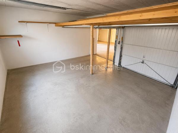 ✨ LIVRY-GARGAN – QUARTIER DANTON–VAUBAN – DERNIER ÉTAGE – ASCENSEUR – DOUBLE BOX – BALCON PLEIN OUEST – RÉSIDENCE DE STANDING – 3 PIÈCES DE 54,47 m² – RARE SUR LE SECTEUR ! ✨
Un appartement coup de cœur où il ne vous restera plus qu'à poser vos valises !

Vous recherchez un appartement lumineux, parfaitement entretenu, situé au dernier étage d'une résidence de standing avec ascenseur, balcon et double box ? Ce bien réunit tous les critères les plus recherchés du marché et mérite toute votre attention.

Idéalement situé dans le quartier prisé Danton–Vauban à Livry-Gargan, au 3ᵉ et dernier étage avec ascenseur d'une résidence de standing construite en 2000, parfaitement entretenue et sécurisée, ce magnifique appartement 3 pièces de 54,47 m² Loi Carrez offre un cadre de vie privilégié, alliant confort, luminosité et fonctionnalité.

Le quartier Danton–Vauban est reconnu pour son environnement résidentiel calme, sa qualité de vie et sa proximité immédiate avec les écoles, commerces, transports, services et espaces verts, facilitant le quotidien de toute la famille.

Un intérieur lumineux et parfaitement agencé

Dès l'entrée, vous serez accueilli par un hall équipé d'un placard de rangement, desservant une agréable pièce de vie baignée de lumière grâce à sa magnifique exposition plein Ouest.

Le séjour, ouvert sur une cuisine aménagée et équipée, constitue le véritable cœur de l'appartement. Cet espace de vie chaleureux et convivial est idéal pour recevoir famille et amis ou simplement profiter d'un quotidien agréable.

Le balcon de 5 m², accessible depuis le séjour, prolonge naturellement l'espace de vie et vous permettra de savourer vos repas en extérieur, de profiter des belles soirées d'été ou tout simplement de vous détendre après une journée de travail.

Un espace nuit confortable

L'espace nuit, parfaitement séparé des pièces de vie, est desservi par un couloir disposant de nombreux rangements.

Il comprend :

Deux chambres confortables, chacune équipée d'un placard intégré.
Une salle d'eau fonctionnelle.
Des toilettes indépendantes, particulièrement appréciées au quotidien.
Des prestations qui font toute la différence

L'appartement est parfaitement entretenu et bénéficie de prestations de qualité qui répondront aux attentes des acquéreurs les plus exigeants.

Vous profiterez notamment de :

✅ Résidence de standing construite en 2000
✅ Résidence sécurisée avec visiophone et double accès sécurisé
✅ 3ᵉ et dernier étage avec ascenseur
✅ Appartement parfaitement entretenu
✅ Cuisine aménagée et équipée
✅ Exposition plein Ouest
✅ Balcon de 5 m²
✅ Deux chambres avec placards intégrés
✅ Nombreux rangements
✅ Salle d'eau
✅ WC indépendants
✅ Chauffage électrique individuel
✅ Ballon d'eau chaude de 200 litres remplacé récemment
✅ Fibre optique
✅ Double box privatif
✅ Aucun gros travaux à prévoir

Un véritable atout : le double box

Le double box privatif constitue un avantage exceptionnel sur le secteur. Il vous permettra de stationner facilement deux véhicules tout en bénéficiant d'un espace de stockage supplémentaire pour vos vélos, équipements ou effets personnels.

Informations complémentaires
Surface Loi Carrez : 54,47 m²
Balcon : 5 m²
Résidence construite en 2000
Prix de vente : 215 000 €
Charges de copropriété : 116 € / mois
Taxe foncière : 1 735 € / an
Performance énergétique

DPE : D – 210 kWh/m²/an
Consommation d'énergie finale : 17 kWh/m²/an
GES : B – 6 kg CO₂/m²/an

Pourquoi ce bien est-il une opportunité ?

Les appartements offrant autant d'atouts sont particulièrement rares sur le marché de Livry-Gargan.

✔ Quartier recherché Danton–Vauban
✔ Dernier étage avec ascenseur
✔ Résidence de standing sécurisée
✔ Double box privatif
✔ Balcon plein Ouest
✔ Appartement lumineux
✔ Cuisine aménagée et équipée
✔ Nombreux rangements
✔ Fibre optique
✔ Chauffage individuel électrique
✔ Ballon d'eau chaude récent
✔ Aucun gros travaux à prévoir
✔ Proximité immédiate des écoles, commerces et transports

Que vous soyez primo-accédant, jeune couple, petite famille ou investisseur, cet appartement représente une excellente opportunité d'acquérir un bien de qualité dans un secteur recherché de Livry-Gargan.

Une visite suffira à vous convaincre !

Les biens réunissant autant de qualités se font particulièrement rares. Ne laissez pas passer cette opportunité.

Contactez-moi dès aujourd'hui pour organiser votre visite et découvrir tout le potentiel de ce bel appartement.

Julien Monteleone
Manager – BSK Immobilier

📞 07 71 32 69 50