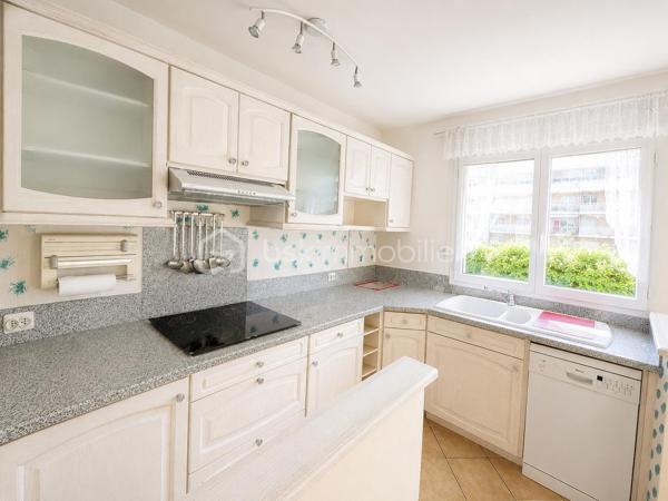 ✨ LIVRY-GARGAN – QUARTIER DANTON–VAUBAN – DERNIER ÉTAGE – ASCENSEUR – DOUBLE BOX – BALCON PLEIN OUEST – RÉSIDENCE DE STANDING – 3 PIÈCES DE 54,47 m² – RARE SUR LE SECTEUR ! ✨
Un appartement coup de cœur où il ne vous restera plus qu'à poser vos valises !

Vous recherchez un appartement lumineux, parfaitement entretenu, situé au dernier étage d'une résidence de standing avec ascenseur, balcon et double box ? Ce bien réunit tous les critères les plus recherchés du marché et mérite toute votre attention.

Idéalement situé dans le quartier prisé Danton–Vauban à Livry-Gargan, au 3ᵉ et dernier étage avec ascenseur d'une résidence de standing construite en 2000, parfaitement entretenue et sécurisée, ce magnifique appartement 3 pièces de 54,47 m² Loi Carrez offre un cadre de vie privilégié, alliant confort, luminosité et fonctionnalité.

Le quartier Danton–Vauban est reconnu pour son environnement résidentiel calme, sa qualité de vie et sa proximité immédiate avec les écoles, commerces, transports, services et espaces verts, facilitant le quotidien de toute la famille.

Un intérieur lumineux et parfaitement agencé

Dès l'entrée, vous serez accueilli par un hall équipé d'un placard de rangement, desservant une agréable pièce de vie baignée de lumière grâce à sa magnifique exposition plein Ouest.

Le séjour, ouvert sur une cuisine aménagée et équipée, constitue le véritable cœur de l'appartement. Cet espace de vie chaleureux et convivial est idéal pour recevoir famille et amis ou simplement profiter d'un quotidien agréable.

Le balcon de 5 m², accessible depuis le séjour, prolonge naturellement l'espace de vie et vous permettra de savourer vos repas en extérieur, de profiter des belles soirées d'été ou tout simplement de vous détendre après une journée de travail.

Un espace nuit confortable

L'espace nuit, parfaitement séparé des pièces de vie, est desservi par un couloir disposant de nombreux rangements.

Il comprend :

Deux chambres confortables, chacune équipée d'un placard intégré.
Une salle d'eau fonctionnelle.
Des toilettes indépendantes, particulièrement appréciées au quotidien.
Des prestations qui font toute la différence

L'appartement est parfaitement entretenu et bénéficie de prestations de qualité qui répondront aux attentes des acquéreurs les plus exigeants.

Vous profiterez notamment de :

✅ Résidence de standing construite en 2000
✅ Résidence sécurisée avec visiophone et double accès sécurisé
✅ 3ᵉ et dernier étage avec ascenseur
✅ Appartement parfaitement entretenu
✅ Cuisine aménagée et équipée
✅ Exposition plein Ouest
✅ Balcon de 5 m²
✅ Deux chambres avec placards intégrés
✅ Nombreux rangements
✅ Salle d'eau
✅ WC indépendants
✅ Chauffage électrique individuel
✅ Ballon d'eau chaude de 200 litres remplacé récemment
✅ Fibre optique
✅ Double box privatif
✅ Aucun gros travaux à prévoir

Un véritable atout : le double box

Le double box privatif constitue un avantage exceptionnel sur le secteur. Il vous permettra de stationner facilement deux véhicules tout en bénéficiant d'un espace de stockage supplémentaire pour vos vélos, équipements ou effets personnels.

Informations complémentaires
Surface Loi Carrez : 54,47 m²
Balcon : 5 m²
Résidence construite en 2000
Prix de vente : 215 000 €
Charges de copropriété : 116 € / mois
Taxe foncière : 1 735 € / an
Performance énergétique

DPE : D – 210 kWh/m²/an
Consommation d'énergie finale : 17 kWh/m²/an
GES : B – 6 kg CO₂/m²/an

Pourquoi ce bien est-il une opportunité ?

Les appartements offrant autant d'atouts sont particulièrement rares sur le marché de Livry-Gargan.

✔ Quartier recherché Danton–Vauban
✔ Dernier étage avec ascenseur
✔ Résidence de standing sécurisée
✔ Double box privatif
✔ Balcon plein Ouest
✔ Appartement lumineux
✔ Cuisine aménagée et équipée
✔ Nombreux rangements
✔ Fibre optique
✔ Chauffage individuel électrique
✔ Ballon d'eau chaude récent
✔ Aucun gros travaux à prévoir
✔ Proximité immédiate des écoles, commerces et transports

Que vous soyez primo-accédant, jeune couple, petite famille ou investisseur, cet appartement représente une excellente opportunité d'acquérir un bien de qualité dans un secteur recherché de Livry-Gargan.

Une visite suffira à vous convaincre !

Les biens réunissant autant de qualités se font particulièrement rares. Ne laissez pas passer cette opportunité.

Contactez-moi dès aujourd'hui pour organiser votre visite et découvrir tout le potentiel de ce bel appartement.

Julien Monteleone
Manager – BSK Immobilier

📞 07 71 32 69 50