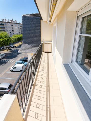 ✨ LIVRY-GARGAN – QUARTIER DANTON–VAUBAN – DERNIER ÉTAGE – ASCENSEUR – DOUBLE BOX – BALCON PLEIN OUEST – RÉSIDENCE DE STANDING – 3 PIÈCES DE 54,47 m² – RARE SUR LE SECTEUR ! ✨
Un appartement coup de cœur où il ne vous restera plus qu'à poser vos valises !

Vous recherchez un appartement lumineux, parfaitement entretenu, situé au dernier étage d'une résidence de standing avec ascenseur, balcon et double box ? Ce bien réunit tous les critères les plus recherchés du marché et mérite toute votre attention.

Idéalement situé dans le quartier prisé Danton–Vauban à Livry-Gargan, au 3ᵉ et dernier étage avec ascenseur d'une résidence de standing construite en 2000, parfaitement entretenue et sécurisée, ce magnifique appartement 3 pièces de 54,47 m² Loi Carrez offre un cadre de vie privilégié, alliant confort, luminosité et fonctionnalité.

Le quartier Danton–Vauban est reconnu pour son environnement résidentiel calme, sa qualité de vie et sa proximité immédiate avec les écoles, commerces, transports, services et espaces verts, facilitant le quotidien de toute la famille.

Un intérieur lumineux et parfaitement agencé

Dès l'entrée, vous serez accueilli par un hall équipé d'un placard de rangement, desservant une agréable pièce de vie baignée de lumière grâce à sa magnifique exposition plein Ouest.

Le séjour, ouvert sur une cuisine aménagée et équipée, constitue le véritable cœur de l'appartement. Cet espace de vie chaleureux et convivial est idéal pour recevoir famille et amis ou simplement profiter d'un quotidien agréable.

Le balcon de 5 m², accessible depuis le séjour, prolonge naturellement l'espace de vie et vous permettra de savourer vos repas en extérieur, de profiter des belles soirées d'été ou tout simplement de vous détendre après une journée de travail.

Un espace nuit confortable

L'espace nuit, parfaitement séparé des pièces de vie, est desservi par un couloir disposant de nombreux rangements.

Il comprend :

Deux chambres confortables, chacune équipée d'un placard intégré.
Une salle d'eau fonctionnelle.
Des toilettes indépendantes, particulièrement appréciées au quotidien.
Des prestations qui font toute la différence

L'appartement est parfaitement entretenu et bénéficie de prestations de qualité qui répondront aux attentes des acquéreurs les plus exigeants.

Vous profiterez notamment de :

✅ Résidence de standing construite en 2000
✅ Résidence sécurisée avec visiophone et double accès sécurisé
✅ 3ᵉ et dernier étage avec ascenseur
✅ Appartement parfaitement entretenu
✅ Cuisine aménagée et équipée
✅ Exposition plein Ouest
✅ Balcon de 5 m²
✅ Deux chambres avec placards intégrés
✅ Nombreux rangements
✅ Salle d'eau
✅ WC indépendants
✅ Chauffage électrique individuel
✅ Ballon d'eau chaude de 200 litres remplacé récemment
✅ Fibre optique
✅ Double box privatif
✅ Aucun gros travaux à prévoir

Un véritable atout : le double box

Le double box privatif constitue un avantage exceptionnel sur le secteur. Il vous permettra de stationner facilement deux véhicules tout en bénéficiant d'un espace de stockage supplémentaire pour vos vélos, équipements ou effets personnels.

Informations complémentaires
Surface Loi Carrez : 54,47 m²
Balcon : 5 m²
Résidence construite en 2000
Prix de vente : 215 000 €
Charges de copropriété : 116 € / mois
Taxe foncière : 1 735 € / an
Performance énergétique

DPE : D – 210 kWh/m²/an
Consommation d'énergie finale : 17 kWh/m²/an
GES : B – 6 kg CO₂/m²/an

Pourquoi ce bien est-il une opportunité ?

Les appartements offrant autant d'atouts sont particulièrement rares sur le marché de Livry-Gargan.

✔ Quartier recherché Danton–Vauban
✔ Dernier étage avec ascenseur
✔ Résidence de standing sécurisée
✔ Double box privatif
✔ Balcon plein Ouest
✔ Appartement lumineux
✔ Cuisine aménagée et équipée
✔ Nombreux rangements
✔ Fibre optique
✔ Chauffage individuel électrique
✔ Ballon d'eau chaude récent
✔ Aucun gros travaux à prévoir
✔ Proximité immédiate des écoles, commerces et transports

Que vous soyez primo-accédant, jeune couple, petite famille ou investisseur, cet appartement représente une excellente opportunité d'acquérir un bien de qualité dans un secteur recherché de Livry-Gargan.

Une visite suffira à vous convaincre !

Les biens réunissant autant de qualités se font particulièrement rares. Ne laissez pas passer cette opportunité.

Contactez-moi dès aujourd'hui pour organiser votre visite et découvrir tout le potentiel de ce bel appartement.

Julien Monteleone
Manager – BSK Immobilier

📞 07 71 32 69 50
