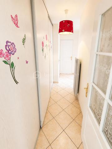 ✨ LIVRY-GARGAN – QUARTIER DANTON–VAUBAN – DERNIER ÉTAGE – ASCENSEUR – DOUBLE BOX – BALCON PLEIN OUEST – RÉSIDENCE DE STANDING – 3 PIÈCES DE 54,47 m² – RARE SUR LE SECTEUR ! ✨
Un appartement coup de cœur où il ne vous restera plus qu'à poser vos valises !

Vous recherchez un appartement lumineux, parfaitement entretenu, situé au dernier étage d'une résidence de standing avec ascenseur, balcon et double box ? Ce bien réunit tous les critères les plus recherchés du marché et mérite toute votre attention.

Idéalement situé dans le quartier prisé Danton–Vauban à Livry-Gargan, au 3ᵉ et dernier étage avec ascenseur d'une résidence de standing construite en 2000, parfaitement entretenue et sécurisée, ce magnifique appartement 3 pièces de 54,47 m² Loi Carrez offre un cadre de vie privilégié, alliant confort, luminosité et fonctionnalité.

Le quartier Danton–Vauban est reconnu pour son environnement résidentiel calme, sa qualité de vie et sa proximité immédiate avec les écoles, commerces, transports, services et espaces verts, facilitant le quotidien de toute la famille.

Un intérieur lumineux et parfaitement agencé

Dès l'entrée, vous serez accueilli par un hall équipé d'un placard de rangement, desservant une agréable pièce de vie baignée de lumière grâce à sa magnifique exposition plein Ouest.

Le séjour, ouvert sur une cuisine aménagée et équipée, constitue le véritable cœur de l'appartement. Cet espace de vie chaleureux et convivial est idéal pour recevoir famille et amis ou simplement profiter d'un quotidien agréable.

Le balcon de 5 m², accessible depuis le séjour, prolonge naturellement l'espace de vie et vous permettra de savourer vos repas en extérieur, de profiter des belles soirées d'été ou tout simplement de vous détendre après une journée de travail.

Un espace nuit confortable

L'espace nuit, parfaitement séparé des pièces de vie, est desservi par un couloir disposant de nombreux rangements.

Il comprend :

Deux chambres confortables, chacune équipée d'un placard intégré.
Une salle d'eau fonctionnelle.
Des toilettes indépendantes, particulièrement appréciées au quotidien.
Des prestations qui font toute la différence

L'appartement est parfaitement entretenu et bénéficie de prestations de qualité qui répondront aux attentes des acquéreurs les plus exigeants.

Vous profiterez notamment de :

✅ Résidence de standing construite en 2000
✅ Résidence sécurisée avec visiophone et double accès sécurisé
✅ 3ᵉ et dernier étage avec ascenseur
✅ Appartement parfaitement entretenu
✅ Cuisine aménagée et équipée
✅ Exposition plein Ouest
✅ Balcon de 5 m²
✅ Deux chambres avec placards intégrés
✅ Nombreux rangements
✅ Salle d'eau
✅ WC indépendants
✅ Chauffage électrique individuel
✅ Ballon d'eau chaude de 200 litres remplacé récemment
✅ Fibre optique
✅ Double box privatif
✅ Aucun gros travaux à prévoir

Un véritable atout : le double box

Le double box privatif constitue un avantage exceptionnel sur le secteur. Il vous permettra de stationner facilement deux véhicules tout en bénéficiant d'un espace de stockage supplémentaire pour vos vélos, équipements ou effets personnels.

Informations complémentaires
Surface Loi Carrez : 54,47 m²
Balcon : 5 m²
Résidence construite en 2000
Prix de vente : 215 000 €
Charges de copropriété : 116 € / mois
Taxe foncière : 1 735 € / an
Performance énergétique

DPE : D – 210 kWh/m²/an
Consommation d'énergie finale : 17 kWh/m²/an
GES : B – 6 kg CO₂/m²/an

Pourquoi ce bien est-il une opportunité ?

Les appartements offrant autant d'atouts sont particulièrement rares sur le marché de Livry-Gargan.

✔ Quartier recherché Danton–Vauban
✔ Dernier étage avec ascenseur
✔ Résidence de standing sécurisée
✔ Double box privatif
✔ Balcon plein Ouest
✔ Appartement lumineux
✔ Cuisine aménagée et équipée
✔ Nombreux rangements
✔ Fibre optique
✔ Chauffage individuel électrique
✔ Ballon d'eau chaude récent
✔ Aucun gros travaux à prévoir
✔ Proximité immédiate des écoles, commerces et transports

Que vous soyez primo-accédant, jeune couple, petite famille ou investisseur, cet appartement représente une excellente opportunité d'acquérir un bien de qualité dans un secteur recherché de Livry-Gargan.

Une visite suffira à vous convaincre !

Les biens réunissant autant de qualités se font particulièrement rares. Ne laissez pas passer cette opportunité.

Contactez-moi dès aujourd'hui pour organiser votre visite et découvrir tout le potentiel de ce bel appartement.

Julien Monteleone
Manager – BSK Immobilier

📞 07 71 32 69 50