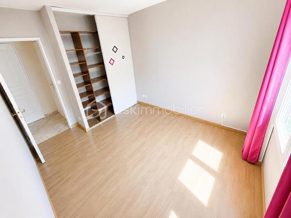 ✨ LIVRY-GARGAN – QUARTIER DANTON–VAUBAN – DERNIER ÉTAGE – ASCENSEUR – DOUBLE BOX – BALCON PLEIN OUEST – RÉSIDENCE DE STANDING – 3 PIÈCES DE 54,47 m² – RARE SUR LE SECTEUR ! ✨
Un appartement coup de cœur où il ne vous restera plus qu'à poser vos valises !

Vous recherchez un appartement lumineux, parfaitement entretenu, situé au dernier étage d'une résidence de standing avec ascenseur, balcon et double box ? Ce bien réunit tous les critères les plus recherchés du marché et mérite toute votre attention.

Idéalement situé dans le quartier prisé Danton–Vauban à Livry-Gargan, au 3ᵉ et dernier étage avec ascenseur d'une résidence de standing construite en 2000, parfaitement entretenue et sécurisée, ce magnifique appartement 3 pièces de 54,47 m² Loi Carrez offre un cadre de vie privilégié, alliant confort, luminosité et fonctionnalité.

Le quartier Danton–Vauban est reconnu pour son environnement résidentiel calme, sa qualité de vie et sa proximité immédiate avec les écoles, commerces, transports, services et espaces verts, facilitant le quotidien de toute la famille.

Un intérieur lumineux et parfaitement agencé

Dès l'entrée, vous serez accueilli par un hall équipé d'un placard de rangement, desservant une agréable pièce de vie baignée de lumière grâce à sa magnifique exposition plein Ouest.

Le séjour, ouvert sur une cuisine aménagée et équipée, constitue le véritable cœur de l'appartement. Cet espace de vie chaleureux et convivial est idéal pour recevoir famille et amis ou simplement profiter d'un quotidien agréable.

Le balcon de 5 m², accessible depuis le séjour, prolonge naturellement l'espace de vie et vous permettra de savourer vos repas en extérieur, de profiter des belles soirées d'été ou tout simplement de vous détendre après une journée de travail.

Un espace nuit confortable

L'espace nuit, parfaitement séparé des pièces de vie, est desservi par un couloir disposant de nombreux rangements.

Il comprend :

Deux chambres confortables, chacune équipée d'un placard intégré.
Une salle d'eau fonctionnelle.
Des toilettes indépendantes, particulièrement appréciées au quotidien.
Des prestations qui font toute la différence

L'appartement est parfaitement entretenu et bénéficie de prestations de qualité qui répondront aux attentes des acquéreurs les plus exigeants.

Vous profiterez notamment de :

✅ Résidence de standing construite en 2000
✅ Résidence sécurisée avec visiophone et double accès sécurisé
✅ 3ᵉ et dernier étage avec ascenseur
✅ Appartement parfaitement entretenu
✅ Cuisine aménagée et équipée
✅ Exposition plein Ouest
✅ Balcon de 5 m²
✅ Deux chambres avec placards intégrés
✅ Nombreux rangements
✅ Salle d'eau
✅ WC indépendants
✅ Chauffage électrique individuel
✅ Ballon d'eau chaude de 200 litres remplacé récemment
✅ Fibre optique
✅ Double box privatif
✅ Aucun gros travaux à prévoir

Un véritable atout : le double box

Le double box privatif constitue un avantage exceptionnel sur le secteur. Il vous permettra de stationner facilement deux véhicules tout en bénéficiant d'un espace de stockage supplémentaire pour vos vélos, équipements ou effets personnels.

Informations complémentaires
Surface Loi Carrez : 54,47 m²
Balcon : 5 m²
Résidence construite en 2000
Prix de vente : 215 000 €
Charges de copropriété : 116 € / mois
Taxe foncière : 1 735 € / an
Performance énergétique

DPE : D – 210 kWh/m²/an
Consommation d'énergie finale : 17 kWh/m²/an
GES : B – 6 kg CO₂/m²/an

Pourquoi ce bien est-il une opportunité ?

Les appartements offrant autant d'atouts sont particulièrement rares sur le marché de Livry-Gargan.

✔ Quartier recherché Danton–Vauban
✔ Dernier étage avec ascenseur
✔ Résidence de standing sécurisée
✔ Double box privatif
✔ Balcon plein Ouest
✔ Appartement lumineux
✔ Cuisine aménagée et équipée
✔ Nombreux rangements
✔ Fibre optique
✔ Chauffage individuel électrique
✔ Ballon d'eau chaude récent
✔ Aucun gros travaux à prévoir
✔ Proximité immédiate des écoles, commerces et transports

Que vous soyez primo-accédant, jeune couple, petite famille ou investisseur, cet appartement représente une excellente opportunité d'acquérir un bien de qualité dans un secteur recherché de Livry-Gargan.

Une visite suffira à vous convaincre !

Les biens réunissant autant de qualités se font particulièrement rares. Ne laissez pas passer cette opportunité.

Contactez-moi dès aujourd'hui pour organiser votre visite et découvrir tout le potentiel de ce bel appartement.

Julien Monteleone
Manager – BSK Immobilier

📞 07 71 32 69 50