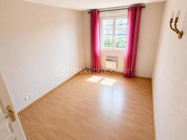 ✨ LIVRY-GARGAN – QUARTIER DANTON–VAUBAN – DERNIER ÉTAGE – ASCENSEUR – DOUBLE BOX – BALCON PLEIN OUEST – RÉSIDENCE DE STANDING – 3 PIÈCES DE 54,47 m² – RARE SUR LE SECTEUR ! ✨
Un appartement coup de cœur où il ne vous restera plus qu'à poser vos valises !

Vous recherchez un appartement lumineux, parfaitement entretenu, situé au dernier étage d'une résidence de standing avec ascenseur, balcon et double box ? Ce bien réunit tous les critères les plus recherchés du marché et mérite toute votre attention.

Idéalement situé dans le quartier prisé Danton–Vauban à Livry-Gargan, au 3ᵉ et dernier étage avec ascenseur d'une résidence de standing construite en 2000, parfaitement entretenue et sécurisée, ce magnifique appartement 3 pièces de 54,47 m² Loi Carrez offre un cadre de vie privilégié, alliant confort, luminosité et fonctionnalité.

Le quartier Danton–Vauban est reconnu pour son environnement résidentiel calme, sa qualité de vie et sa proximité immédiate avec les écoles, commerces, transports, services et espaces verts, facilitant le quotidien de toute la famille.

Un intérieur lumineux et parfaitement agencé

Dès l'entrée, vous serez accueilli par un hall équipé d'un placard de rangement, desservant une agréable pièce de vie baignée de lumière grâce à sa magnifique exposition plein Ouest.

Le séjour, ouvert sur une cuisine aménagée et équipée, constitue le véritable cœur de l'appartement. Cet espace de vie chaleureux et convivial est idéal pour recevoir famille et amis ou simplement profiter d'un quotidien agréable.

Le balcon de 5 m², accessible depuis le séjour, prolonge naturellement l'espace de vie et vous permettra de savourer vos repas en extérieur, de profiter des belles soirées d'été ou tout simplement de vous détendre après une journée de travail.

Un espace nuit confortable

L'espace nuit, parfaitement séparé des pièces de vie, est desservi par un couloir disposant de nombreux rangements.

Il comprend :

Deux chambres confortables, chacune équipée d'un placard intégré.
Une salle d'eau fonctionnelle.
Des toilettes indépendantes, particulièrement appréciées au quotidien.
Des prestations qui font toute la différence

L'appartement est parfaitement entretenu et bénéficie de prestations de qualité qui répondront aux attentes des acquéreurs les plus exigeants.

Vous profiterez notamment de :

✅ Résidence de standing construite en 2000
✅ Résidence sécurisée avec visiophone et double accès sécurisé
✅ 3ᵉ et dernier étage avec ascenseur
✅ Appartement parfaitement entretenu
✅ Cuisine aménagée et équipée
✅ Exposition plein Ouest
✅ Balcon de 5 m²
✅ Deux chambres avec placards intégrés
✅ Nombreux rangements
✅ Salle d'eau
✅ WC indépendants
✅ Chauffage électrique individuel
✅ Ballon d'eau chaude de 200 litres remplacé récemment
✅ Fibre optique
✅ Double box privatif
✅ Aucun gros travaux à prévoir

Un véritable atout : le double box

Le double box privatif constitue un avantage exceptionnel sur le secteur. Il vous permettra de stationner facilement deux véhicules tout en bénéficiant d'un espace de stockage supplémentaire pour vos vélos, équipements ou effets personnels.

Informations complémentaires
Surface Loi Carrez : 54,47 m²
Balcon : 5 m²
Résidence construite en 2000
Prix de vente : 215 000 €
Charges de copropriété : 116 € / mois
Taxe foncière : 1 735 € / an
Performance énergétique

DPE : D – 210 kWh/m²/an
Consommation d'énergie finale : 17 kWh/m²/an
GES : B – 6 kg CO₂/m²/an

Pourquoi ce bien est-il une opportunité ?

Les appartements offrant autant d'atouts sont particulièrement rares sur le marché de Livry-Gargan.

✔ Quartier recherché Danton–Vauban
✔ Dernier étage avec ascenseur
✔ Résidence de standing sécurisée
✔ Double box privatif
✔ Balcon plein Ouest
✔ Appartement lumineux
✔ Cuisine aménagée et équipée
✔ Nombreux rangements
✔ Fibre optique
✔ Chauffage individuel électrique
✔ Ballon d'eau chaude récent
✔ Aucun gros travaux à prévoir
✔ Proximité immédiate des écoles, commerces et transports

Que vous soyez primo-accédant, jeune couple, petite famille ou investisseur, cet appartement représente une excellente opportunité d'acquérir un bien de qualité dans un secteur recherché de Livry-Gargan.

Une visite suffira à vous convaincre !

Les biens réunissant autant de qualités se font particulièrement rares. Ne laissez pas passer cette opportunité.

Contactez-moi dès aujourd'hui pour organiser votre visite et découvrir tout le potentiel de ce bel appartement.

Julien Monteleone
Manager – BSK Immobilier

📞 07 71 32 69 50