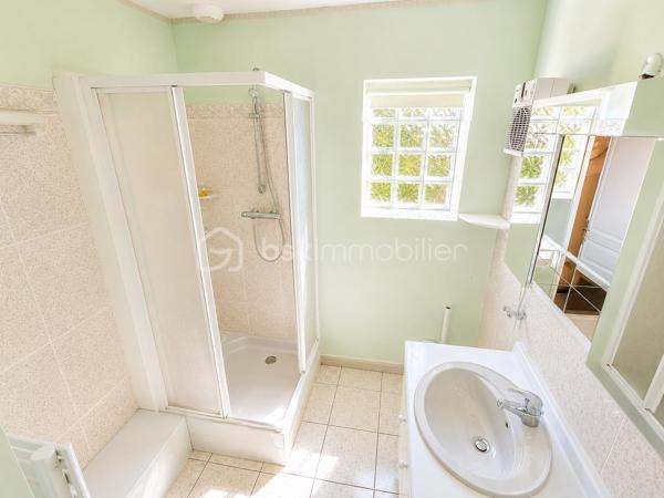 ✨ LIVRY-GARGAN – QUARTIER DANTON–VAUBAN – DERNIER ÉTAGE – ASCENSEUR – DOUBLE BOX – BALCON PLEIN OUEST – RÉSIDENCE DE STANDING – 3 PIÈCES DE 54,47 m² – RARE SUR LE SECTEUR ! ✨
Un appartement coup de cœur où il ne vous restera plus qu'à poser vos valises !

Vous recherchez un appartement lumineux, parfaitement entretenu, situé au dernier étage d'une résidence de standing avec ascenseur, balcon et double box ? Ce bien réunit tous les critères les plus recherchés du marché et mérite toute votre attention.

Idéalement situé dans le quartier prisé Danton–Vauban à Livry-Gargan, au 3ᵉ et dernier étage avec ascenseur d'une résidence de standing construite en 2000, parfaitement entretenue et sécurisée, ce magnifique appartement 3 pièces de 54,47 m² Loi Carrez offre un cadre de vie privilégié, alliant confort, luminosité et fonctionnalité.

Le quartier Danton–Vauban est reconnu pour son environnement résidentiel calme, sa qualité de vie et sa proximité immédiate avec les écoles, commerces, transports, services et espaces verts, facilitant le quotidien de toute la famille.

Un intérieur lumineux et parfaitement agencé

Dès l'entrée, vous serez accueilli par un hall équipé d'un placard de rangement, desservant une agréable pièce de vie baignée de lumière grâce à sa magnifique exposition plein Ouest.

Le séjour, ouvert sur une cuisine aménagée et équipée, constitue le véritable cœur de l'appartement. Cet espace de vie chaleureux et convivial est idéal pour recevoir famille et amis ou simplement profiter d'un quotidien agréable.

Le balcon de 5 m², accessible depuis le séjour, prolonge naturellement l'espace de vie et vous permettra de savourer vos repas en extérieur, de profiter des belles soirées d'été ou tout simplement de vous détendre après une journée de travail.

Un espace nuit confortable

L'espace nuit, parfaitement séparé des pièces de vie, est desservi par un couloir disposant de nombreux rangements.

Il comprend :

Deux chambres confortables, chacune équipée d'un placard intégré.
Une salle d'eau fonctionnelle.
Des toilettes indépendantes, particulièrement appréciées au quotidien.
Des prestations qui font toute la différence

L'appartement est parfaitement entretenu et bénéficie de prestations de qualité qui répondront aux attentes des acquéreurs les plus exigeants.

Vous profiterez notamment de :

✅ Résidence de standing construite en 2000
✅ Résidence sécurisée avec visiophone et double accès sécurisé
✅ 3ᵉ et dernier étage avec ascenseur
✅ Appartement parfaitement entretenu
✅ Cuisine aménagée et équipée
✅ Exposition plein Ouest
✅ Balcon de 5 m²
✅ Deux chambres avec placards intégrés
✅ Nombreux rangements
✅ Salle d'eau
✅ WC indépendants
✅ Chauffage électrique individuel
✅ Ballon d'eau chaude de 200 litres remplacé récemment
✅ Fibre optique
✅ Double box privatif
✅ Aucun gros travaux à prévoir

Un véritable atout : le double box

Le double box privatif constitue un avantage exceptionnel sur le secteur. Il vous permettra de stationner facilement deux véhicules tout en bénéficiant d'un espace de stockage supplémentaire pour vos vélos, équipements ou effets personnels.

Informations complémentaires
Surface Loi Carrez : 54,47 m²
Balcon : 5 m²
Résidence construite en 2000
Prix de vente : 215 000 €
Charges de copropriété : 116 € / mois
Taxe foncière : 1 735 € / an
Performance énergétique

DPE : D – 210 kWh/m²/an
Consommation d'énergie finale : 17 kWh/m²/an
GES : B – 6 kg CO₂/m²/an

Pourquoi ce bien est-il une opportunité ?

Les appartements offrant autant d'atouts sont particulièrement rares sur le marché de Livry-Gargan.

✔ Quartier recherché Danton–Vauban
✔ Dernier étage avec ascenseur
✔ Résidence de standing sécurisée
✔ Double box privatif
✔ Balcon plein Ouest
✔ Appartement lumineux
✔ Cuisine aménagée et équipée
✔ Nombreux rangements
✔ Fibre optique
✔ Chauffage individuel électrique
✔ Ballon d'eau chaude récent
✔ Aucun gros travaux à prévoir
✔ Proximité immédiate des écoles, commerces et transports

Que vous soyez primo-accédant, jeune couple, petite famille ou investisseur, cet appartement représente une excellente opportunité d'acquérir un bien de qualité dans un secteur recherché de Livry-Gargan.

Une visite suffira à vous convaincre !

Les biens réunissant autant de qualités se font particulièrement rares. Ne laissez pas passer cette opportunité.

Contactez-moi dès aujourd'hui pour organiser votre visite et découvrir tout le potentiel de ce bel appartement.

Julien Monteleone
Manager – BSK Immobilier

📞 07 71 32 69 50