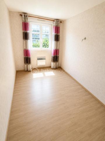 ✨ LIVRY-GARGAN – QUARTIER DANTON–VAUBAN – DERNIER ÉTAGE – ASCENSEUR – DOUBLE BOX – BALCON PLEIN OUEST – RÉSIDENCE DE STANDING – 3 PIÈCES DE 54,47 m² – RARE SUR LE SECTEUR ! ✨
Un appartement coup de cœur où il ne vous restera plus qu'à poser vos valises !

Vous recherchez un appartement lumineux, parfaitement entretenu, situé au dernier étage d'une résidence de standing avec ascenseur, balcon et double box ? Ce bien réunit tous les critères les plus recherchés du marché et mérite toute votre attention.

Idéalement situé dans le quartier prisé Danton–Vauban à Livry-Gargan, au 3ᵉ et dernier étage avec ascenseur d'une résidence de standing construite en 2000, parfaitement entretenue et sécurisée, ce magnifique appartement 3 pièces de 54,47 m² Loi Carrez offre un cadre de vie privilégié, alliant confort, luminosité et fonctionnalité.

Le quartier Danton–Vauban est reconnu pour son environnement résidentiel calme, sa qualité de vie et sa proximité immédiate avec les écoles, commerces, transports, services et espaces verts, facilitant le quotidien de toute la famille.

Un intérieur lumineux et parfaitement agencé

Dès l'entrée, vous serez accueilli par un hall équipé d'un placard de rangement, desservant une agréable pièce de vie baignée de lumière grâce à sa magnifique exposition plein Ouest.

Le séjour, ouvert sur une cuisine aménagée et équipée, constitue le véritable cœur de l'appartement. Cet espace de vie chaleureux et convivial est idéal pour recevoir famille et amis ou simplement profiter d'un quotidien agréable.

Le balcon de 5 m², accessible depuis le séjour, prolonge naturellement l'espace de vie et vous permettra de savourer vos repas en extérieur, de profiter des belles soirées d'été ou tout simplement de vous détendre après une journée de travail.

Un espace nuit confortable

L'espace nuit, parfaitement séparé des pièces de vie, est desservi par un couloir disposant de nombreux rangements.

Il comprend :

Deux chambres confortables, chacune équipée d'un placard intégré.
Une salle d'eau fonctionnelle.
Des toilettes indépendantes, particulièrement appréciées au quotidien.
Des prestations qui font toute la différence

L'appartement est parfaitement entretenu et bénéficie de prestations de qualité qui répondront aux attentes des acquéreurs les plus exigeants.

Vous profiterez notamment de :

✅ Résidence de standing construite en 2000
✅ Résidence sécurisée avec visiophone et double accès sécurisé
✅ 3ᵉ et dernier étage avec ascenseur
✅ Appartement parfaitement entretenu
✅ Cuisine aménagée et équipée
✅ Exposition plein Ouest
✅ Balcon de 5 m²
✅ Deux chambres avec placards intégrés
✅ Nombreux rangements
✅ Salle d'eau
✅ WC indépendants
✅ Chauffage électrique individuel
✅ Ballon d'eau chaude de 200 litres remplacé récemment
✅ Fibre optique
✅ Double box privatif
✅ Aucun gros travaux à prévoir

Un véritable atout : le double box

Le double box privatif constitue un avantage exceptionnel sur le secteur. Il vous permettra de stationner facilement deux véhicules tout en bénéficiant d'un espace de stockage supplémentaire pour vos vélos, équipements ou effets personnels.

Informations complémentaires
Surface Loi Carrez : 54,47 m²
Balcon : 5 m²
Résidence construite en 2000
Prix de vente : 215 000 €
Charges de copropriété : 116 € / mois
Taxe foncière : 1 735 € / an
Performance énergétique

DPE : D – 210 kWh/m²/an
Consommation d'énergie finale : 17 kWh/m²/an
GES : B – 6 kg CO₂/m²/an

Pourquoi ce bien est-il une opportunité ?

Les appartements offrant autant d'atouts sont particulièrement rares sur le marché de Livry-Gargan.

✔ Quartier recherché Danton–Vauban
✔ Dernier étage avec ascenseur
✔ Résidence de standing sécurisée
✔ Double box privatif
✔ Balcon plein Ouest
✔ Appartement lumineux
✔ Cuisine aménagée et équipée
✔ Nombreux rangements
✔ Fibre optique
✔ Chauffage individuel électrique
✔ Ballon d'eau chaude récent
✔ Aucun gros travaux à prévoir
✔ Proximité immédiate des écoles, commerces et transports

Que vous soyez primo-accédant, jeune couple, petite famille ou investisseur, cet appartement représente une excellente opportunité d'acquérir un bien de qualité dans un secteur recherché de Livry-Gargan.

Une visite suffira à vous convaincre !

Les biens réunissant autant de qualités se font particulièrement rares. Ne laissez pas passer cette opportunité.

Contactez-moi dès aujourd'hui pour organiser votre visite et découvrir tout le potentiel de ce bel appartement.

Julien Monteleone
Manager – BSK Immobilier

📞 07 71 32 69 50
