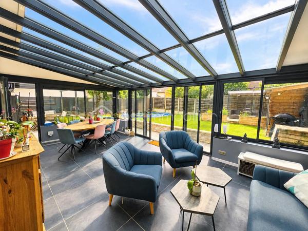 Située dans une impasse calme du centre de Gouvernes, découvrez cette élégante maison familiale construite en 2002, offrant 195m² habitables sur une parcelle de 395m². 

Dès l’entrée, vous serez séduits par les volumes généreux et la luminosité des espaces de vie. Le rez-de-chaussée comprend un séjour chaleureux agrémenté d’un poêle à bois, une cuisine dinatoire conviviale, une salle à manger ainsi qu’un magnifique salon sous véranda baigné de lumière naturelle, véritable pièce à vivre tournée vers le jardin. 
Ce niveau dispose également d’une chambre avec sa salle d’eau privative, un WC indépendant ainsi qu'une buanderie. 
Autre atout du rez-de-chaussée : un espace indépendant composé de deux pièces pouvant accueillir une activité professionnelle, un bureau ou un espace dédié aux loisirs. 

À l’étage, un vaste palier dessert quatre chambres spacieuses, une salle de bains avec WC ainsi qu'une douche supplémentaire.

À l'extérieur, le jardin d'environ 395 m² bénéficie d'une parfaite intimité. Il offre plusieurs espaces de détente avec terrasse et pergola dans un environnement particulièrement agréable. La propriété bénéficie également d'un espace de stationnement privatif permettant d'accueillir jusqu'à trois véhicules.

Cette maison au charme indéniable et à l'atmosphère chaleureuse pourrait bien être votre prochain coup de cœur. N'hésitez pas à nous contacter pour plus d'informations ou organiser une visite.