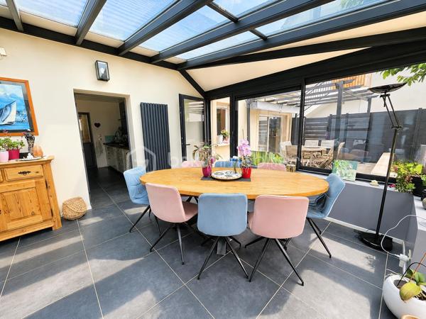 Située dans une impasse calme du centre de Gouvernes, découvrez cette élégante maison familiale construite en 2002, offrant 195m² habitables sur une parcelle de 395m². 

Dès l’entrée, vous serez séduits par les volumes généreux et la luminosité des espaces de vie. Le rez-de-chaussée comprend un séjour chaleureux agrémenté d’un poêle à bois, une cuisine dinatoire conviviale, une salle à manger ainsi qu’un magnifique salon sous véranda baigné de lumière naturelle, véritable pièce à vivre tournée vers le jardin. 
Ce niveau dispose également d’une chambre avec sa salle d’eau privative, un WC indépendant ainsi qu'une buanderie. 
Autre atout du rez-de-chaussée : un espace indépendant composé de deux pièces pouvant accueillir une activité professionnelle, un bureau ou un espace dédié aux loisirs. 

À l’étage, un vaste palier dessert quatre chambres spacieuses, une salle de bains avec WC ainsi qu'une douche supplémentaire.

À l'extérieur, le jardin d'environ 395 m² bénéficie d'une parfaite intimité. Il offre plusieurs espaces de détente avec terrasse et pergola dans un environnement particulièrement agréable. La propriété bénéficie également d'un espace de stationnement privatif permettant d'accueillir jusqu'à trois véhicules.

Cette maison au charme indéniable et à l'atmosphère chaleureuse pourrait bien être votre prochain coup de cœur. N'hésitez pas à nous contacter pour plus d'informations ou organiser une visite.