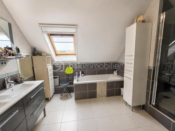 Située dans une impasse calme du centre de Gouvernes, découvrez cette élégante maison familiale construite en 2002, offrant 195m² habitables sur une parcelle de 395m². 

Dès l’entrée, vous serez séduits par les volumes généreux et la luminosité des espaces de vie. Le rez-de-chaussée comprend un séjour chaleureux agrémenté d’un poêle à bois, une cuisine dinatoire conviviale, une salle à manger ainsi qu’un magnifique salon sous véranda baigné de lumière naturelle, véritable pièce à vivre tournée vers le jardin. 
Ce niveau dispose également d’une chambre avec sa salle d’eau privative, un WC indépendant ainsi qu'une buanderie. 
Autre atout du rez-de-chaussée : un espace indépendant composé de deux pièces pouvant accueillir une activité professionnelle, un bureau ou un espace dédié aux loisirs. 

À l’étage, un vaste palier dessert quatre chambres spacieuses, une salle de bains avec WC ainsi qu'une douche supplémentaire.

À l'extérieur, le jardin d'environ 395 m² bénéficie d'une parfaite intimité. Il offre plusieurs espaces de détente avec terrasse et pergola dans un environnement particulièrement agréable. La propriété bénéficie également d'un espace de stationnement privatif permettant d'accueillir jusqu'à trois véhicules.

Cette maison au charme indéniable et à l'atmosphère chaleureuse pourrait bien être votre prochain coup de cœur. N'hésitez pas à nous contacter pour plus d'informations ou organiser une visite.